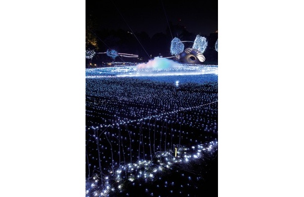 光るミストの効果で宇宙の姿を表現（東京ミッドタウン）