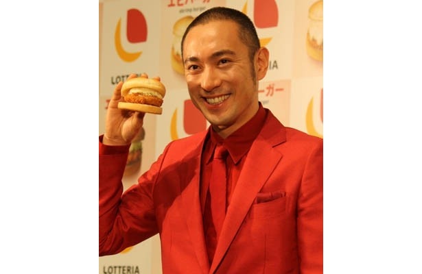 歌舞伎役者・市川海老蔵さんも、実はロッテリアの「エビバーガー」と同い年。ロッテリアの「エビバーガー」も今年の話題に