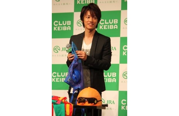 馬具を見る佐藤健さん