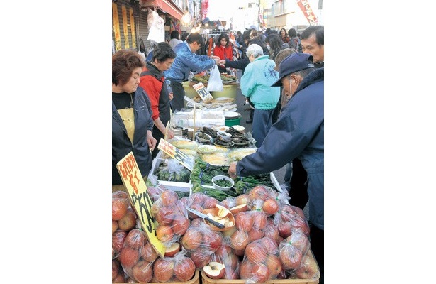 中には野菜など食料品を売る露店も登場する