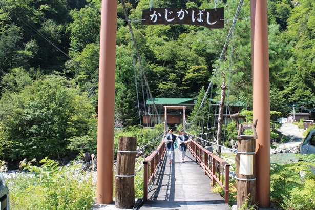 宿へ渡る途中の橋も見どころ！ / 深山荘