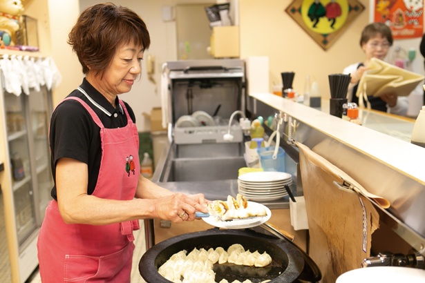 焼き面の皮はパリッと。ほかの部分はモチモチと弾力ある食感に焼き上げる