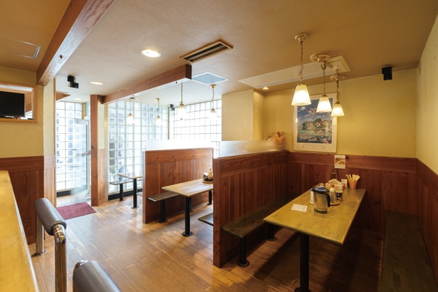 木目を基調とした店内。ソファー席も3卓あり、親子3代で食べに来るファンもいるほど人気