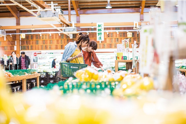 JA糸島産直市場 伊都菜彩 / 農産物、肉、鮮魚など3,000種以上の糸島関連商品を扱う大型直売所
