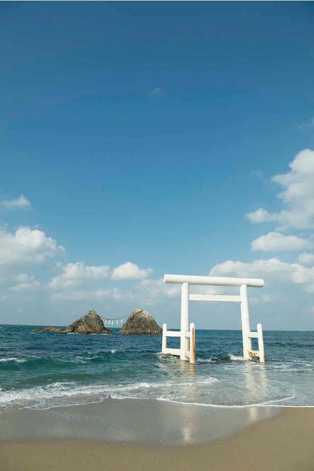 夫婦岩（桜井 二見ヶ浦）/ 白い鳥居も海のブルーに映えて絵になる。浜辺に階段で下りられるので、記念撮影する人も多い