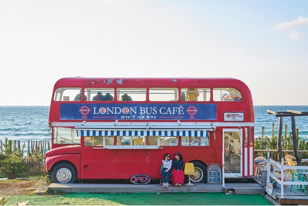 糸島LONDON BUS CAFE＆旅カフェ / 常時9種類のジェラートやコーヒーなどを販売