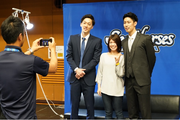 ファンと写真を撮る加藤寿一選手と森川正明選手