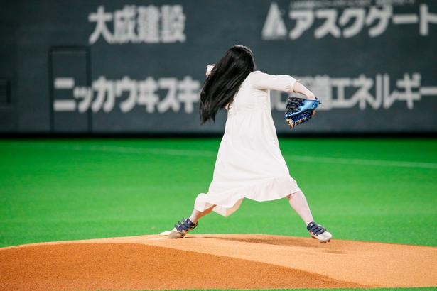 始球式に登壇した貞子