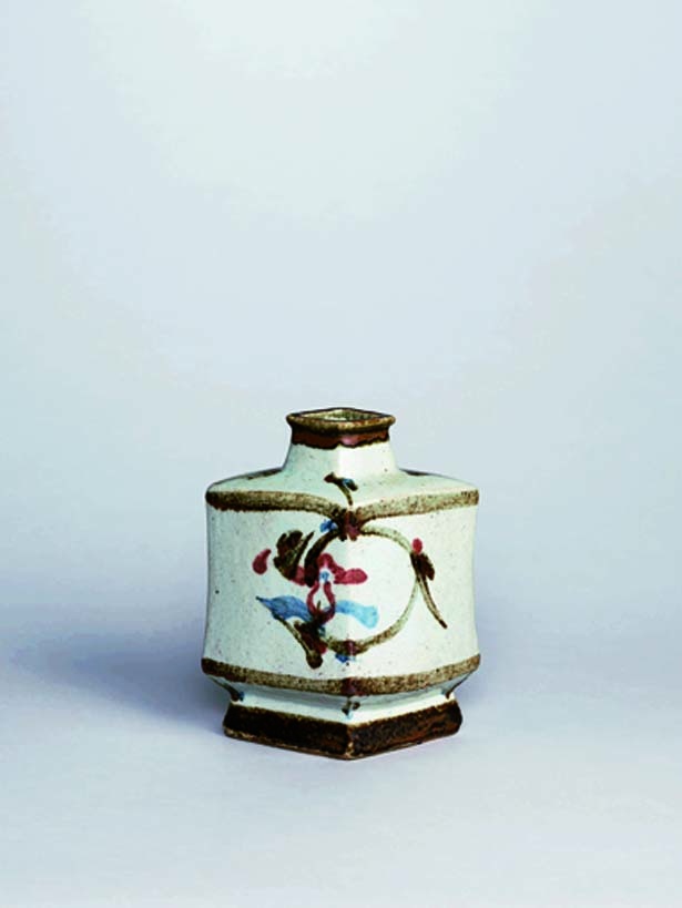 河井寬次郎の代表作と言われる「白地草花絵扁壺」。1939年京都国立近代美術館蔵/京都国立近代美術館