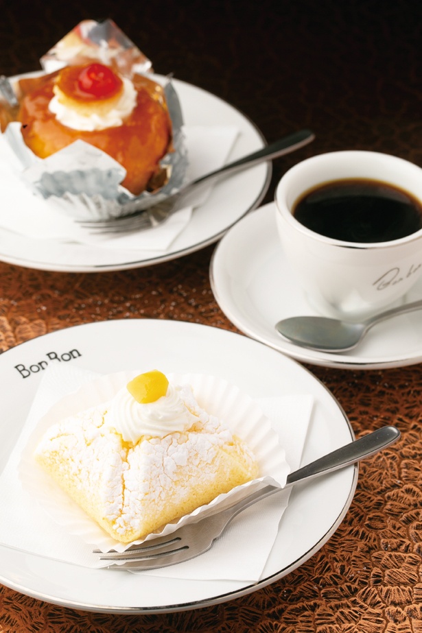 「マロン」(写真手前、270円)「ブレンドコーヒー」(写真右奥、350円)「サバラン」(写真左奥、270円) /「洋菓子・喫茶 ボンボン」(名古屋市東区)