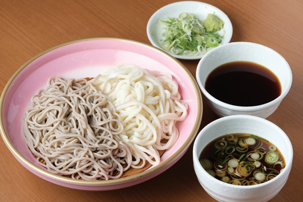 「うどん＆盛りそばミックス(大盛)」(740円) /「長命うどん 本店」(名古屋市中村区)