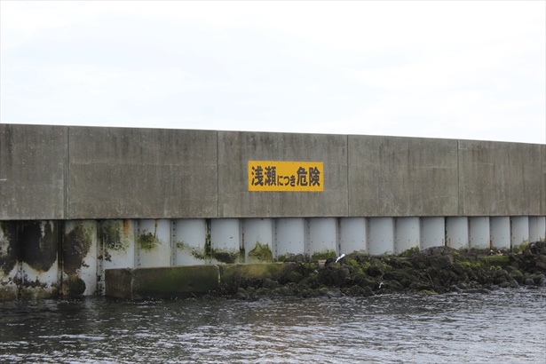 第二海堡を取り巻くように護岸工事も進められている