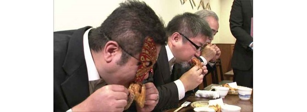 関西ウォーカー玉置泰紀編集長（中央）もガチで適正料金を判定！