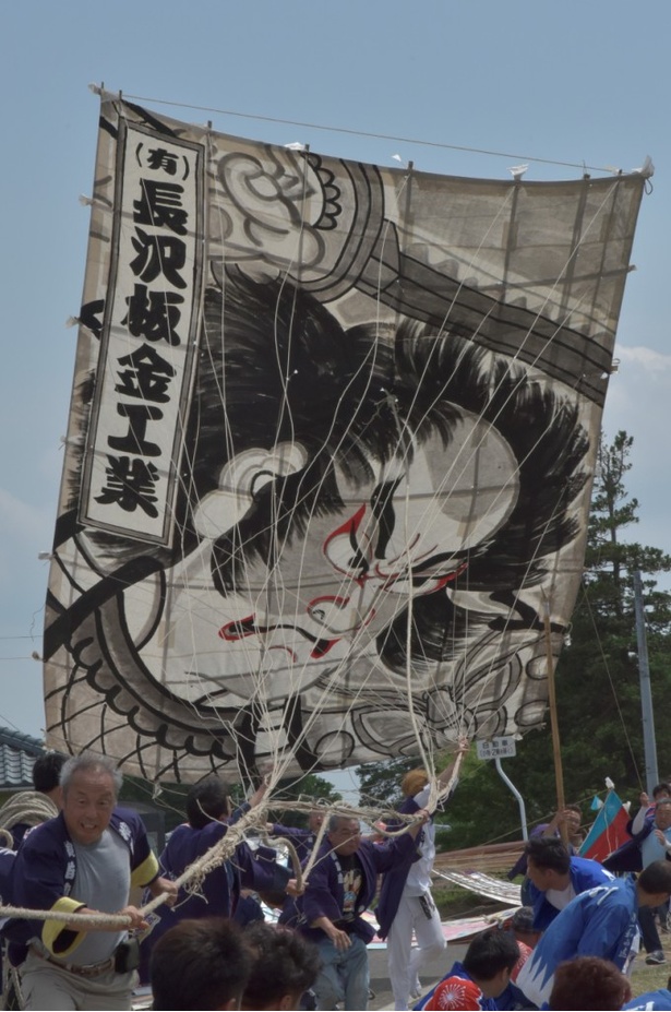 迫力がある黒一色で描かれた大凧