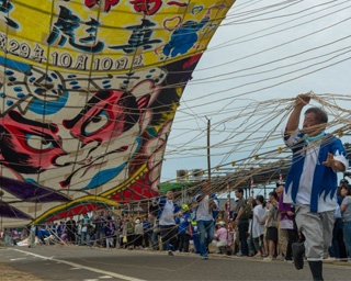 迫力満点の凧合戦！新潟県新潟市で「白根大凧合戦」開催