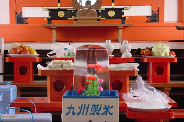 氷室祭りなので雪にみたてた雪もちと氷柱などが供えられている