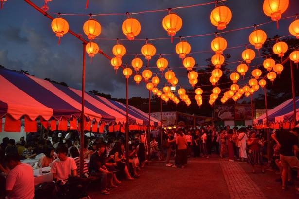 【写真を見る】台湾の夜市に来たような気分を味わえるランタンの点灯