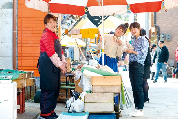 【写真を見る】呼子朝市 / 平日は40軒、休日には50〜60軒の露店が連なる