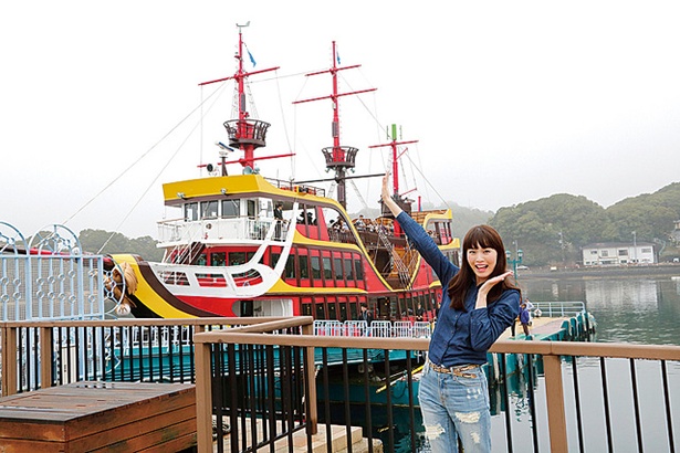 【写真を見る】九十九島海賊遊覧船みらい / 海賊ハットをモチーフにしたという赤い船