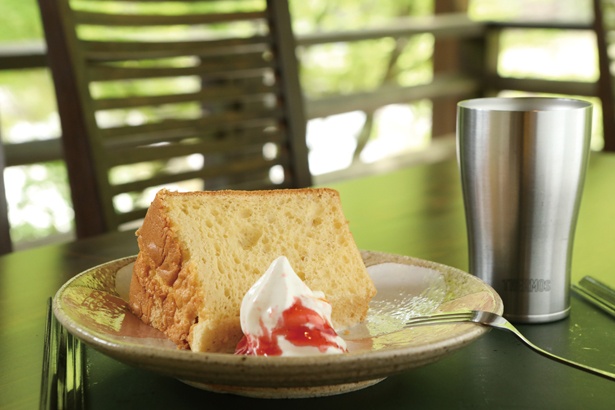 甘さ控えめのふっくらとした食感のシフォンケーキにコーヒーなどのドリンクが付く「シフォンケーキセット」(750円) / 堅香子