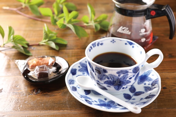 世界各国から仕入れたこだわりの「今月のおすすめコーヒー」(500円) / 春秋風亭