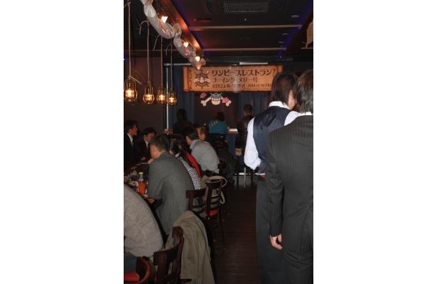 内覧会で混み合う店内
