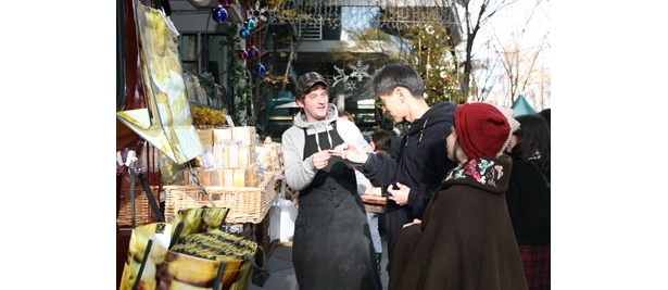 本場・フランスからやってきた職人とコミュニケーションしながら買い物するのも楽しい