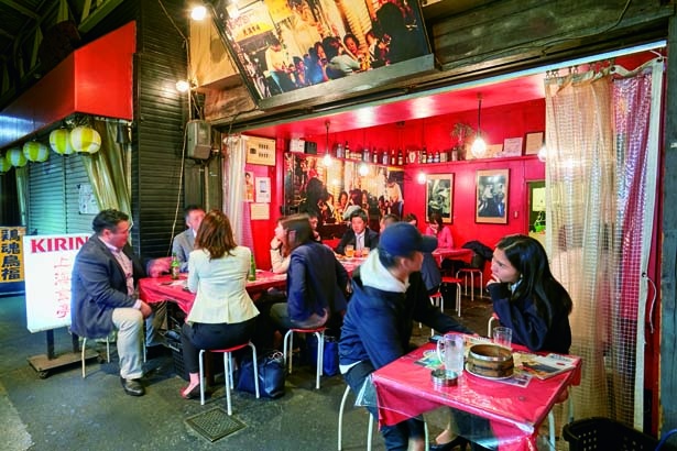人気店が軒をつらねる天満市場界隈で、ひと際目をひく赤を基調とした内装/上海食亭