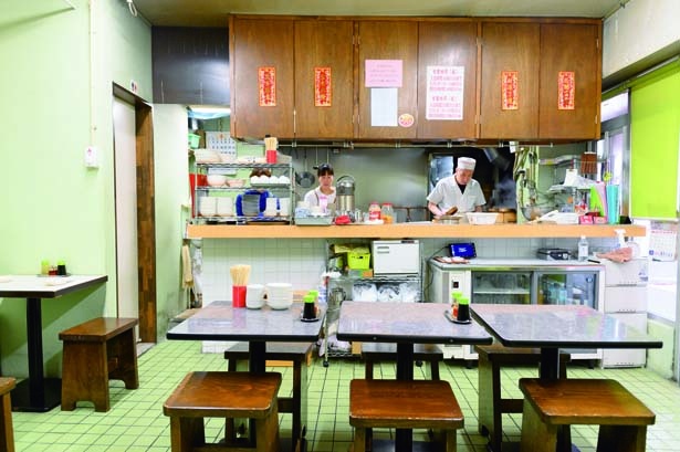 飾らないシンプルな内装からは、香港食堂の雰囲気を感じられる/圓記