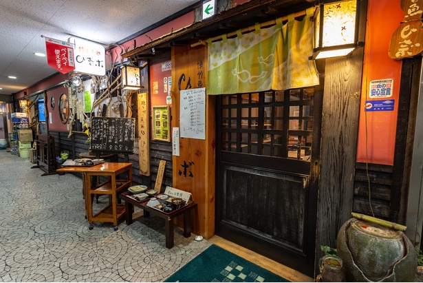 【写真を見る】老舗の和食店らしい趣ある外観/ ひさご