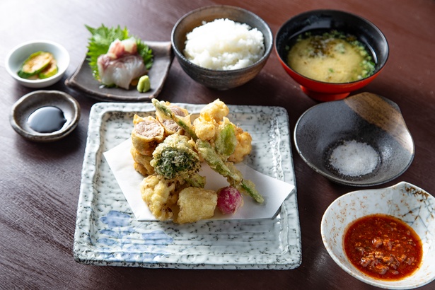 肉肉野菜ランチ(税別1000円)。この日は赤鶏やラディッシュを天ぷらで / 喜友