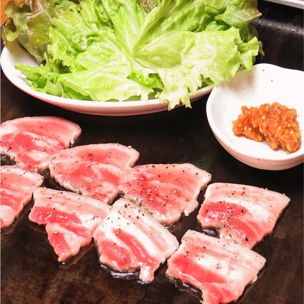 鉄板で好みの焼き加減で味わえる豚バラ塩焼き(税込680円) / てっぺん 北の恵み