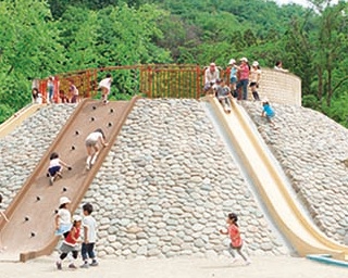 公園のシンボルは「夢の山」！個性的な遊具が好評な「宝が池公園 子どもの楽園」