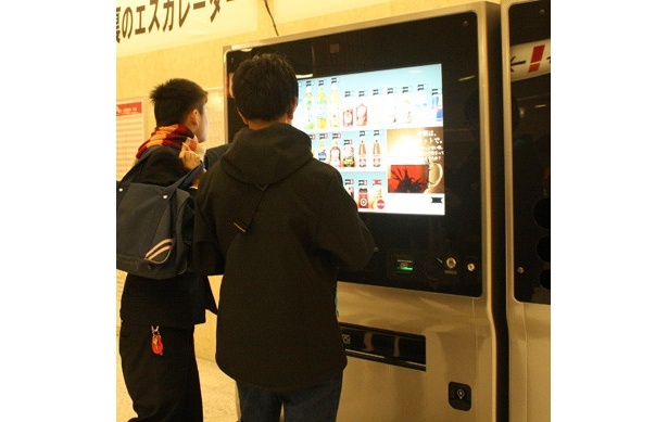現在、東京駅エキナカに5台設置。取材中、この“次世代自販機”をもの珍しそうに覗き込む人もチラホラ