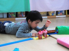 プラレールや木製レールは、発達に応じた幅広い遊びを許容する玩具のひとつ