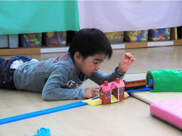 プラレールや木製レールは、発達に応じた幅広い遊びを許容する玩具のひとつ