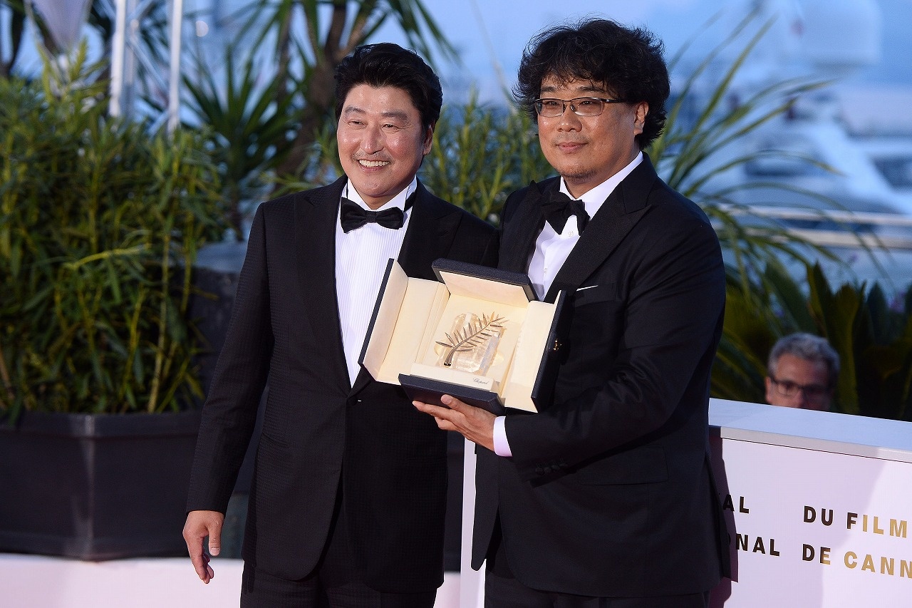 主演ソン・ガンホと共に喜びの表情を見せたポン・ジュノ監督