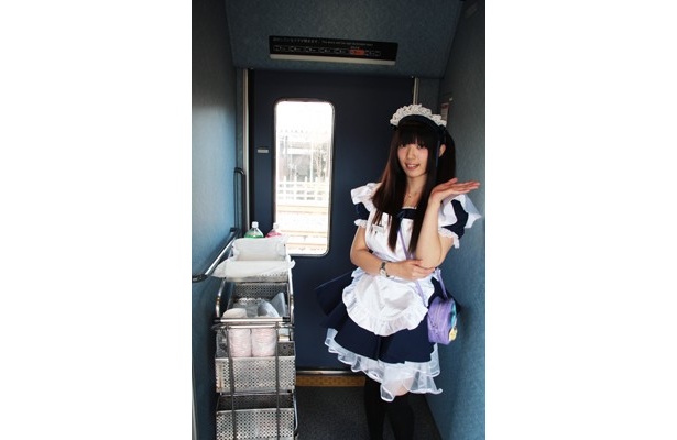 メイドさんと過ごす100分間！ 池袋発“メイド列車”に乗車してみた