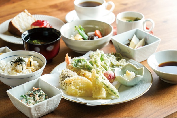 【写真を見る】竹林café 暖家 / 「農家ランチ」(1296円)。約8種類の天ぷら、酢の物、あえ物、煮物などが付く