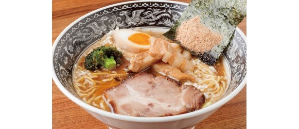 修業の成果を出し切ったトータルテンボスのオリジナルラーメン「テンボスラーメン」￥900
