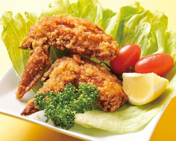 【写真を見る】大吉秘伝の醤油タレにじっくり漬け込んだ絶品手羽先「手羽先」(2本 300円) / 大分中津からあげ大吉