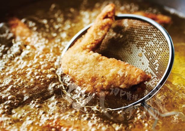 秘伝タレゆず胡椒マヨ味に漬け込み、鶏肉の中から旨さを引き出した1品「神戸手羽先 ゆず胡椒マヨ味」(3本 500円) / 揚匠 しげ盛(あげしょう しげもり)