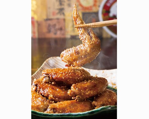 武豊たまりを使用し、こってり甘辛スパイシーな味わい「あうん屋の伝説の知多手羽先と知多チューリップ」(2本 各300円、2種盛り 300円 ※各1本) / 伝説の知多手羽先 あうん屋