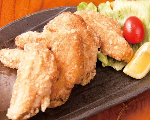 一度食べたらやめられないおいしさ！「中津からあげ 手羽先」(2本 300円、4本 500円) / 大分聖地中津からあげ ぶんごや