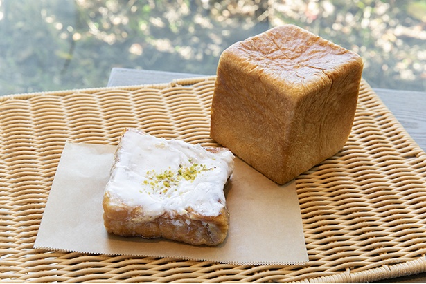 手前左が｢レモンフレンチトースト｣(750円)、奥がバターを贅沢に使った食パン｢ムー｣(330円)
