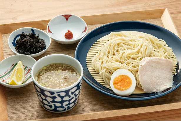 博多鶏つけそば とりの時 / 「鶏つけそば」(799円)。銘柄鶏の胴ガラ、足ガラを煮立てすぎないように炊いた