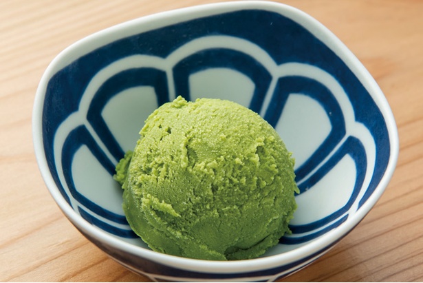 博多鶏つけそば とりの時 / 「古蓮の抹茶アイス」(194円)。久留米市「茶房古蓮」のスイーツを出す。程よい渋味と甘味でさっぱり