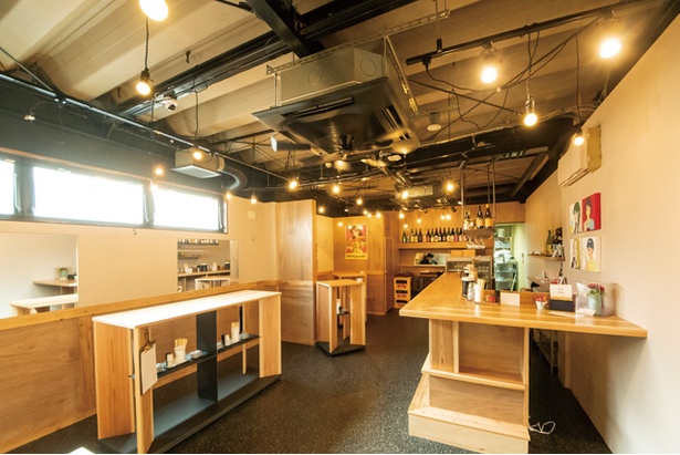 博多鶏つけそば とりの時 / 店内は立ち食いスペースのみ。鶏を使ったつまみやワインもそろう