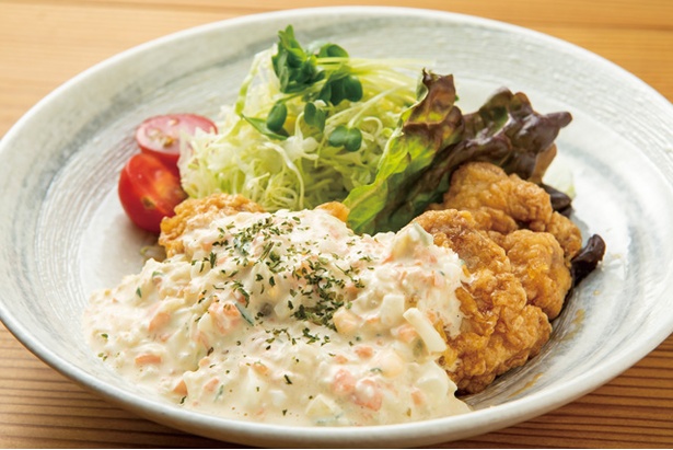 宮崎辛麺屋 辛福 薬院店 / 「宮崎チキン南蛮」(500円)。野菜を粗めに刻んで食感を出した、自家製タルタルソースがかかる