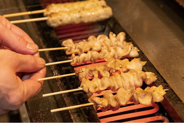 soudori 善 / 「焼鳥各種」(1本 130円～)。甘濃い自家製ダレ「バカタレ」か、塩味から選ぶ。「とり皮」が人気No.1